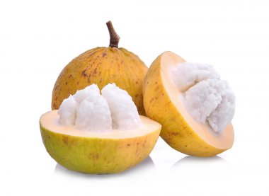 Santol meyvesi beyaz arkaplanda izole