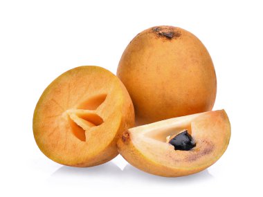 Beyaz arka plan üzerinde izole meyve taze sapodilla