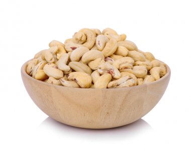 ahşap kase beyaz arka plan üzerinde izole kaşu somun