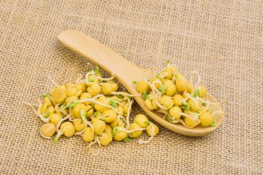 tahta kaşık rustik kumaş arka plan üzerinde kar bezelye lahanası