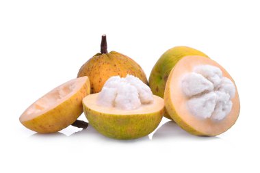 Santol meyvesi beyaz arkaplanda izole