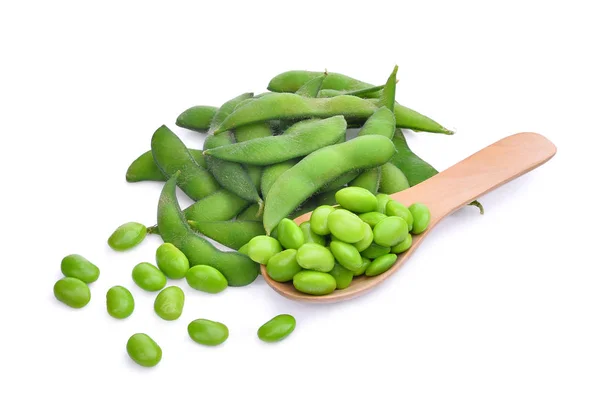 Haricots edamame dans une cuillère en bois isolé sur fond blanc — Photo