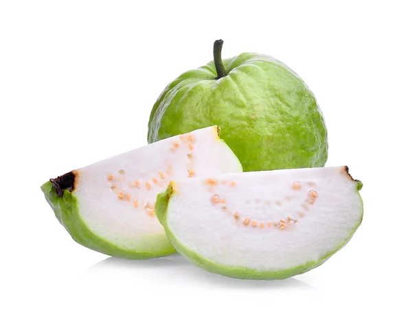 Φρούτα φρέσκα γκουάβα με φέτα solated σε λευκό φόντο — Φωτογραφία Αρχείου