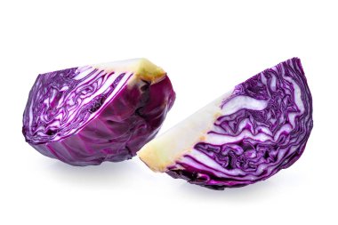 mor lahana beyaz arka plan üzerinde izole dilim