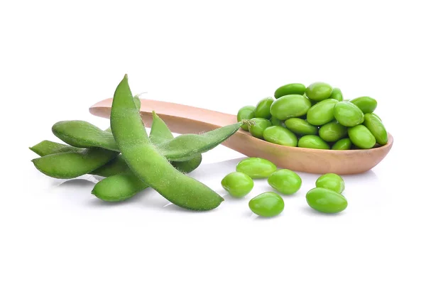 Edamame boontjes in houten lepel geïsoleerd op witte achtergrond — Stockfoto