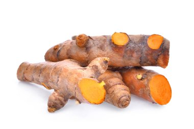 Beyaz arkaplanda izole edilmiş zerdeçal kökü