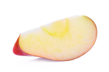 Beyaz arka plan üzerinde izole taze kırmızı elma dilim