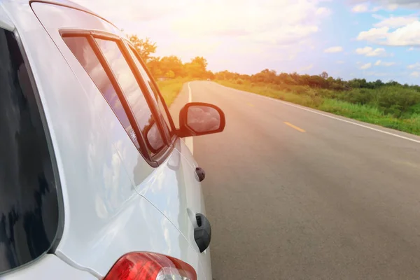 Arrière du parking blanc sur la route asphaltée avec la lumière du soleil et — Photo