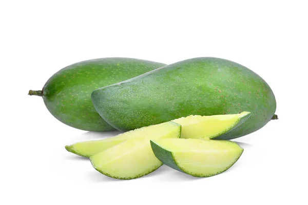 Mango verde fresco aislado sobre fondo blanco — Foto de Stock