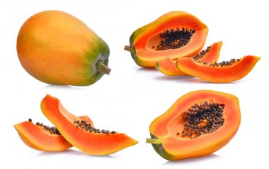 Beyaz arka plan üzerinde izole taze olgun papaya kümesi