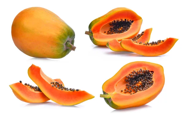 Beyaz arka plan üzerinde izole taze olgun papaya kümesi