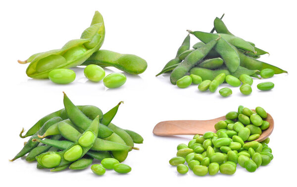 набор зеленых бобов edamame изолированы на белом фоне
