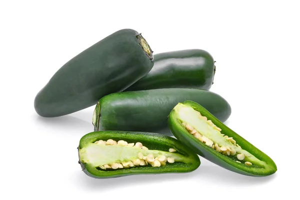 Groene chili (jalapeno) geïsoleerd op witte achtergrond — Stockfoto