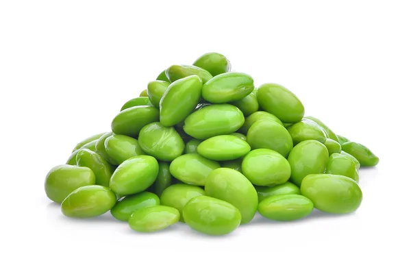 Stapel van edamame boontjes zaden en sojabonen geïsoleerd op witte achtergrond — Stockfoto