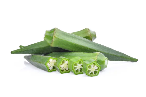 Verse groene okra geïsoleerd op witte achtergrond — Stockfoto