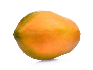 Beyaz arka planda izole edilmiş taze olgun papaya.