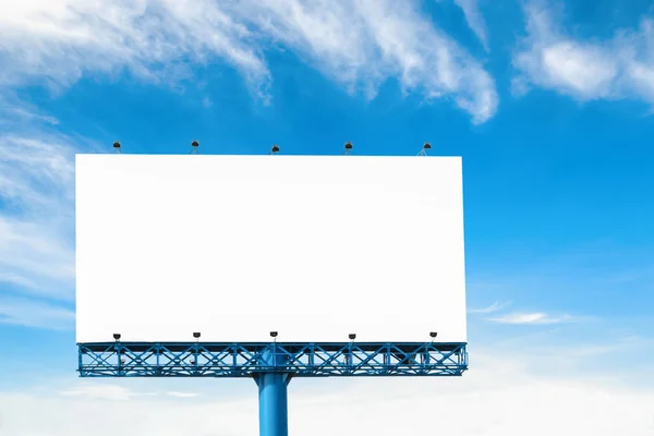 Gran valla publicitaria en blanco con nube y cielo azul aislado en ba blanco —  Fotos de Stock