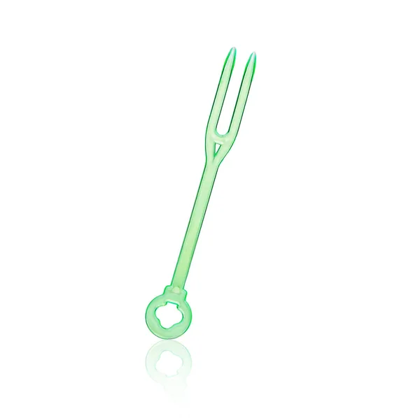 Mini garfo de plástico verde único com sombra isolada no bac branco — Fotografia de Stock
