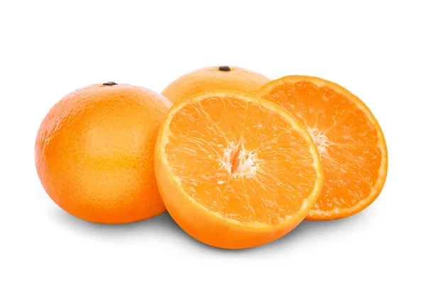 Laranjas inteiras e metade das laranjas mandarinas isoladas sobre fundo branco — Fotografia de Stock