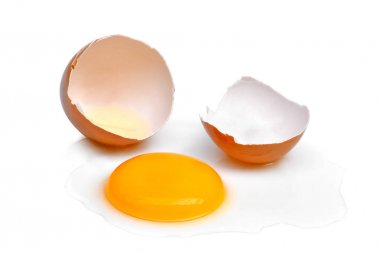 kırık yumurta ile yumurta kabuğu, yumurta sarısı ve yumurta akı w izole