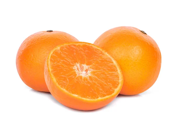 Naranjas enteras y medias de mandarina aisladas sobre fondo blanco — Foto de Stock