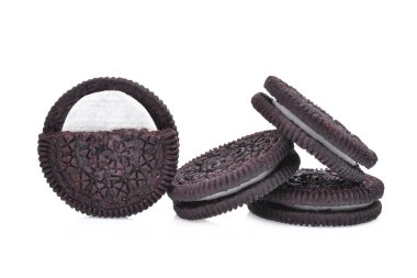 Krem beyaz arka plan üzerinde sandviç çikolatalı kurabiye