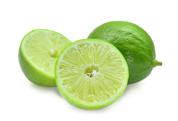 Inteiro e metade de limão verde fresco isolado sobre fundo branco — Fotografia de Stock