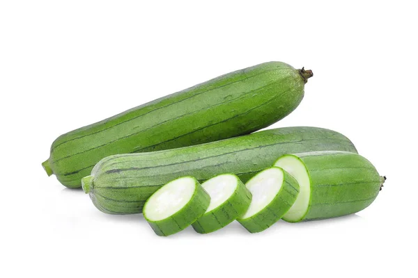 Verse groene spons kalebas of luffa slice geïsoleerd op witte b — Stockfoto