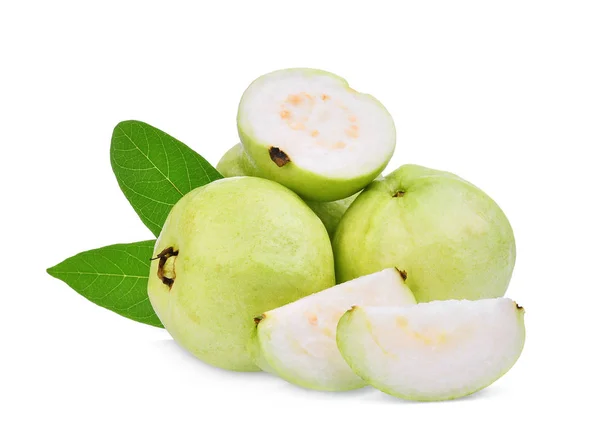 Fruta de guayaba entera y media con hoja verde aislada en bac blanco — Foto de Stock