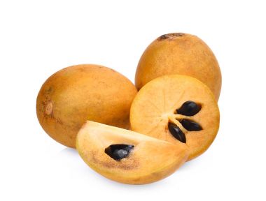 taze bütün ve üzerinde beyaz backgr izole sapodilla meyve yarısı