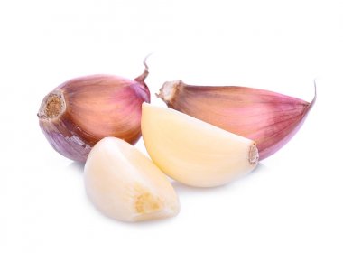 Beyaz arka plan üzerinde izole sarımsak tropikal bitki