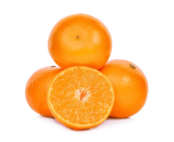 Entero y la mitad de las naranjas frescas de mandarina aisladas en el respaldo blanco — Foto de Stock