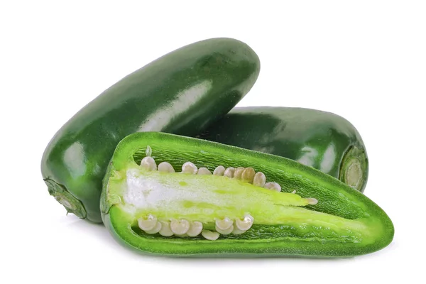 Groene jalapeno pepers met een half plakje geïsoleerd op een witte backg — Stockfoto