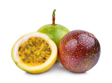 Tutku meyvelerinin yarısı beyaz arka planda izole.