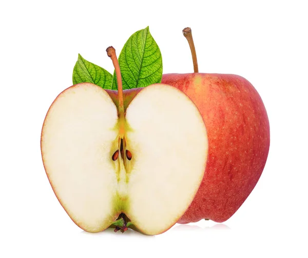 Целый и половина свежего яблока гала с зелеными листьями, расположенных на — стоковое фото