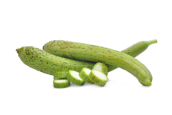 Φρέσκο πράσινο σφουγγάρι ή luffa με φέτα που απομονώνονται σε λευκό backgro — Φωτογραφία Αρχείου