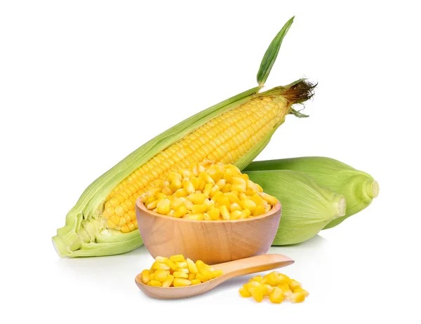 Kukurydza w drewniane miski i łyżkę świeżych kukurydzy na białym tle na — Zdjęcie stockowe
