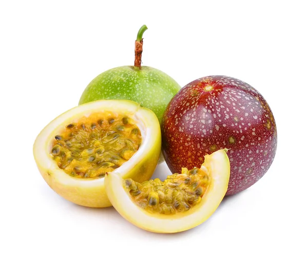 Συνολικά και τα μισά με φέτα φρούτα του πάθους που απομονώνονται σε λευκό bac — Φωτογραφία Αρχείου