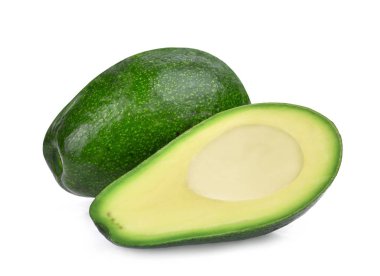taze bütün ve beyaz arka plan üzerinde izole yarım avokado