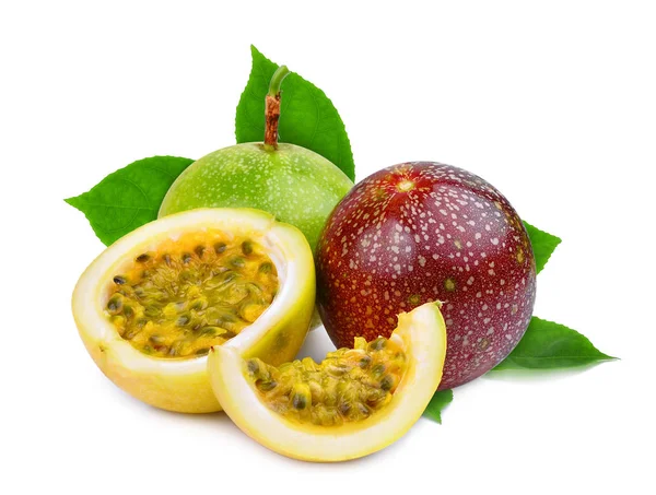 Beyaz arka plan üzerinde izole yeşil yaprakları ile tutku meyve