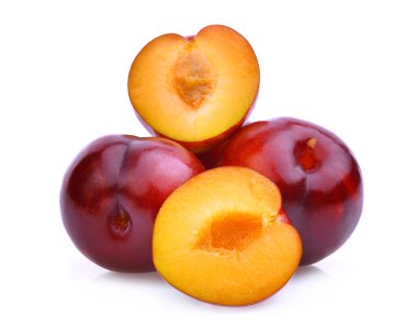 Bütün ve beyaz arka plan üzerinde izole kırmızı kiraz Erik yarısı