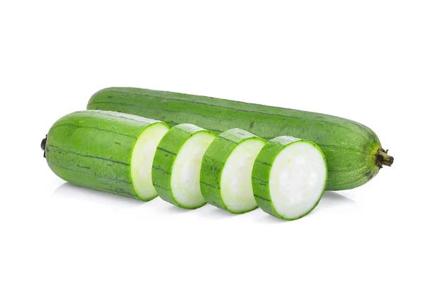Свіжий зелений губний гарбуз або люффе зі скибочкою ізольовані на білому б — стокове фото