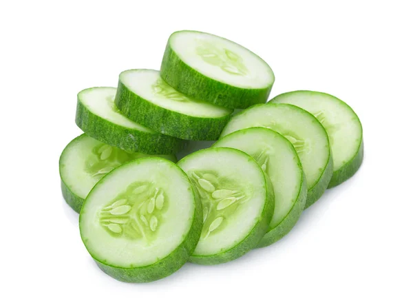 Plakje komkommer geïsoleerd op witte achtergrond — Stockfoto