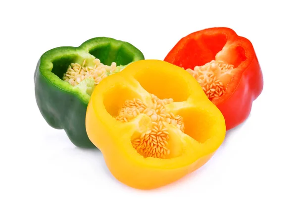 Hälften skära av gul, röd, grön, Söt bell pepper eller capsicum isol — Stockfoto