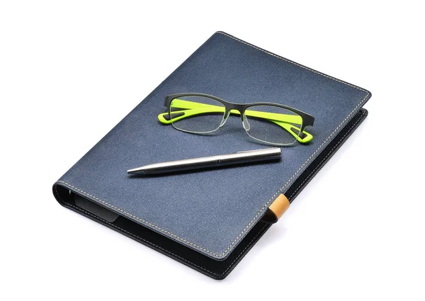 Mavi defter ile yeşil gözlük ve gümüş kalem WHTI üzerinde izole
