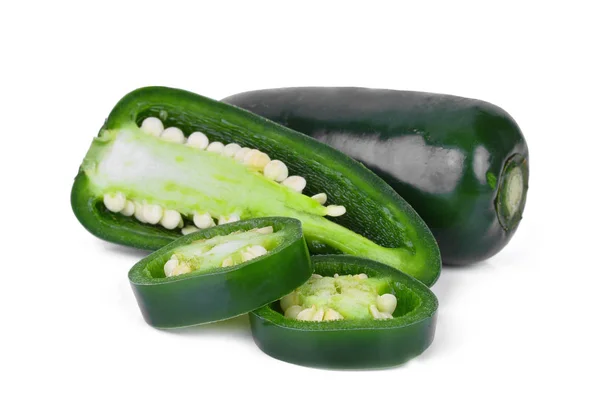 Groene jalapeno pepers met een half plakje geïsoleerd op een witte backg — Stockfoto