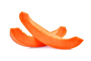 Beyaz arka plan üzerinde izole tohumları ile olgun papaya dilim