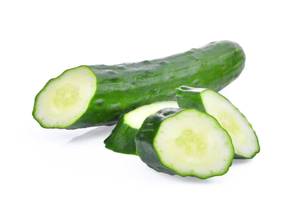 Groene verse Japanse komkommer, suhyo of courgette met segment isol — Stockfoto