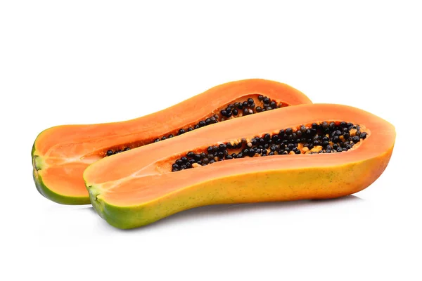 Половина стиглих папайї з насінням ізольовані на білому фоні — стокове фото