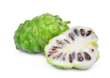 Bütün ve beyaz arka plan üzerinde izole noni meyve yarısı